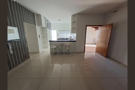 Casa para alugar com 150m², 3 quartos e 2 vagas Casa para alugar com 150m², 3 quartos e 2 vagasSala