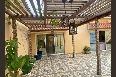 Casa para alugar com 220m², 4 quartos e 5 vagas Casa para alugar com 220m², 4 quartos e 5 vagasÁrea Externa