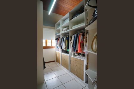 Casa de condomínio para alugar com 224m², 3 quartos e 4 vagas Casa de condomínio para alugar com 224m², 3 quartos e 4 vagasCloset do quarto 3