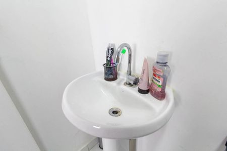 Banheiro de apartamento para alugar com 1 quarto, 27m² em Guaiauna, São Paulo