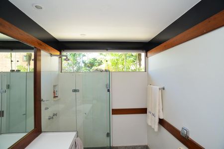 Casa de condomínio à venda com 750m², 4 quartos e 4 vagas Casa de condomínio à venda com 750m², 4 quartos e 4 vagasBanheiro Social