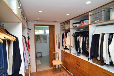 Casa de condomínio à venda com 750m², 4 quartos e 4 vagas Casa de condomínio à venda com 750m², 4 quartos e 4 vagasCloset