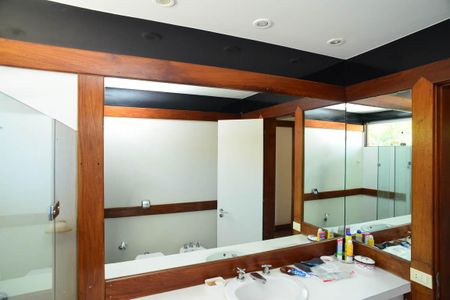 Casa de condomínio à venda com 750m², 4 quartos e 4 vagas Casa de condomínio à venda com 750m², 4 quartos e 4 vagasBanheiro Suíte 1