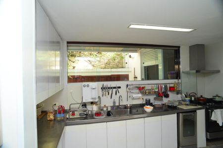 Casa de condomínio à venda com 750m², 4 quartos e 4 vagas Casa de condomínio à venda com 750m², 4 quartos e 4 vagasCozinha