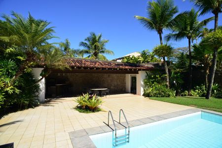 Casa de condomínio à venda com 750m², 4 quartos e 4 vagas Casa de condomínio à venda com 750m², 4 quartos e 4 vagasExternas