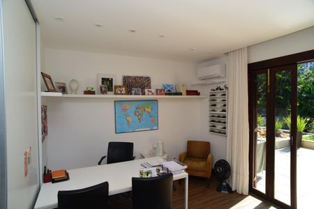 Casa de condomínio à venda com 750m², 4 quartos e 4 vagas Casa de condomínio à venda com 750m², 4 quartos e 4 vagasEscritório