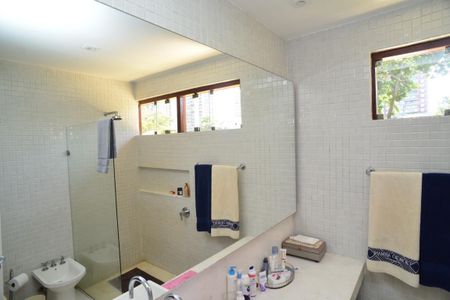 Casa de condomínio à venda com 750m², 4 quartos e 4 vagas Casa de condomínio à venda com 750m², 4 quartos e 4 vagasBanheiro Escritório
