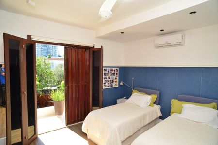 Casa de condomínio à venda com 750m², 4 quartos e 4 vagas Casa de condomínio à venda com 750m², 4 quartos e 4 vagasSuíte 2Quarto