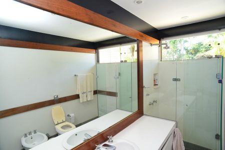 Casa de condomínio à venda com 750m², 4 quartos e 4 vagas Casa de condomínio à venda com 750m², 4 quartos e 4 vagasBanheiro Social