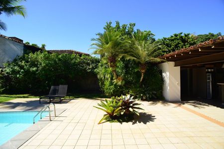 Casa de condomínio à venda com 750m², 4 quartos e 4 vagas Casa de condomínio à venda com 750m², 4 quartos e 4 vagasExternas