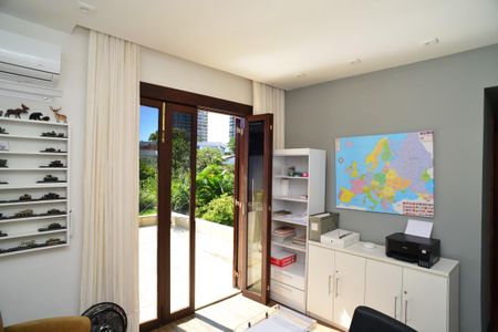 Casa de condomínio à venda com 750m², 4 quartos e 4 vagas Casa de condomínio à venda com 750m², 4 quartos e 4 vagasEscritório