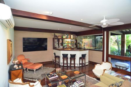 Casa de condomínio à venda com 750m², 4 quartos e 4 vagas Casa de condomínio à venda com 750m², 4 quartos e 4 vagasSala de Estar