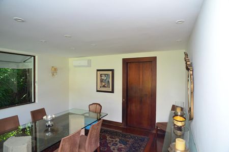 Casa de condomínio à venda com 750m², 4 quartos e 4 vagas Casa de condomínio à venda com 750m², 4 quartos e 4 vagasSala de Jantar