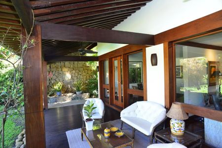 Casa de condomínio à venda com 750m², 4 quartos e 4 vagas Casa de condomínio à venda com 750m², 4 quartos e 4 vagasVaranda