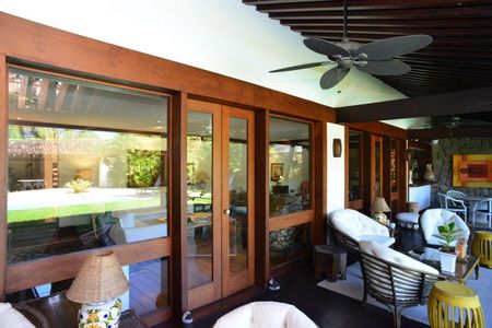 Casa de condomínio à venda com 750m², 4 quartos e 4 vagas Casa de condomínio à venda com 750m², 4 quartos e 4 vagasVaranda