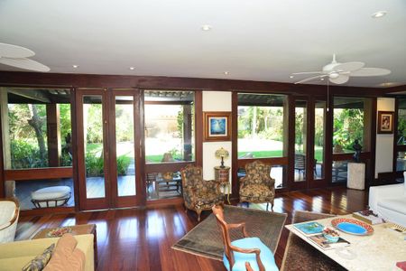 Casa de condomínio à venda com 750m², 4 quartos e 4 vagas Casa de condomínio à venda com 750m², 4 quartos e 4 vagasSala de Estar