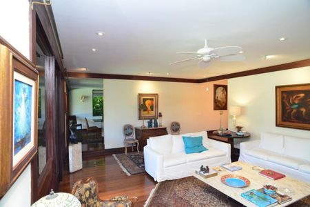 Casa de condomínio à venda com 750m², 4 quartos e 4 vagas Casa de condomínio à venda com 750m², 4 quartos e 4 vagasSala de Estar
