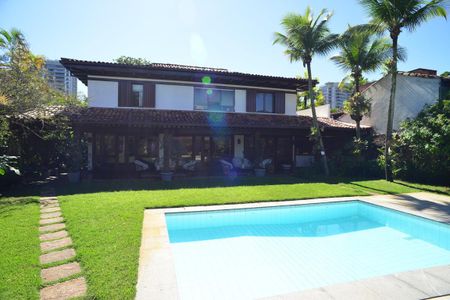 Casa de condomínio à venda com 750m², 4 quartos e 4 vagas Casa de condomínio à venda com 750m², 4 quartos e 4 vagasExternas