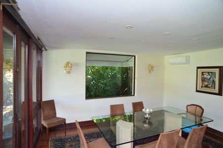 Casa de condomínio à venda com 750m², 4 quartos e 4 vagas Casa de condomínio à venda com 750m², 4 quartos e 4 vagasSala de Jantar