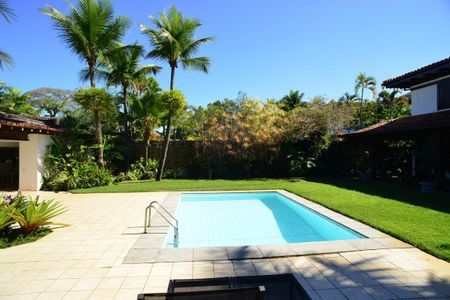 Casa de condomínio à venda com 750m², 4 quartos e 4 vagas Casa de condomínio à venda com 750m², 4 quartos e 4 vagasExternas