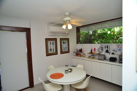 Casa de condomínio à venda com 750m², 4 quartos e 4 vagas Casa de condomínio à venda com 750m², 4 quartos e 4 vagasCozinha