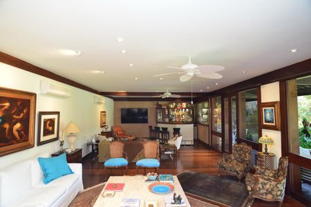 Casa de condomínio à venda com 750m², 4 quartos e 4 vagas Casa de condomínio à venda com 750m², 4 quartos e 4 vagasSala de Estar