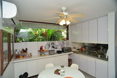 Casa de condomínio à venda com 750m², 4 quartos e 4 vagas Casa de condomínio à venda com 750m², 4 quartos e 4 vagasCozinha