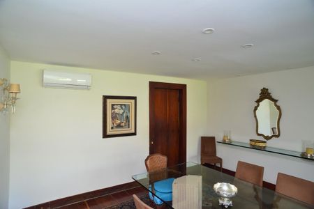 Casa de condomínio à venda com 750m², 4 quartos e 4 vagas Casa de condomínio à venda com 750m², 4 quartos e 4 vagasSala de Jantar
