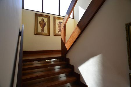 Casa de condomínio à venda com 750m², 4 quartos e 4 vagas Casa de condomínio à venda com 750m², 4 quartos e 4 vagasEscada de Acesso