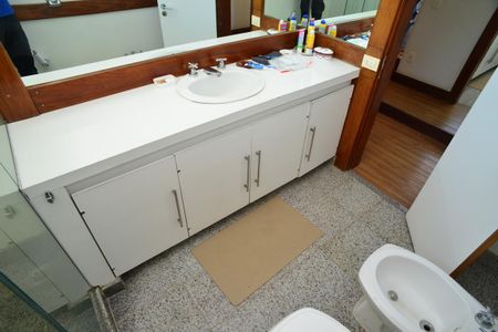 Casa de condomínio à venda com 750m², 4 quartos e 4 vagas Casa de condomínio à venda com 750m², 4 quartos e 4 vagasBanheiro Suíte 1