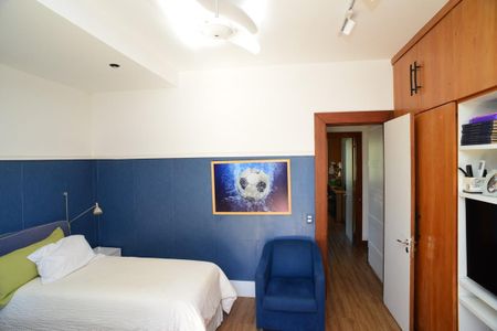 Casa de condomínio à venda com 750m², 4 quartos e 4 vagas Casa de condomínio à venda com 750m², 4 quartos e 4 vagasQuarto
