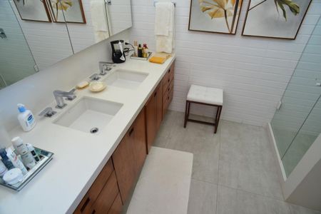 Casa de condomínio à venda com 750m², 4 quartos e 4 vagas Casa de condomínio à venda com 750m², 4 quartos e 4 vagasBanheiro Suíte Principal