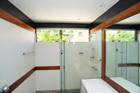 Casa de condomínio à venda com 750m², 4 quartos e 4 vagas Casa de condomínio à venda com 750m², 4 quartos e 4 vagasBanheiro Suíte 1