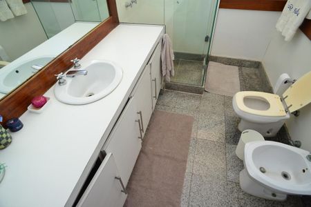 Casa de condomínio à venda com 750m², 4 quartos e 4 vagas Casa de condomínio à venda com 750m², 4 quartos e 4 vagasBanheiro Social