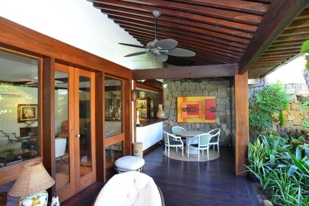 Casa de condomínio à venda com 750m², 4 quartos e 4 vagas Casa de condomínio à venda com 750m², 4 quartos e 4 vagasVaranda