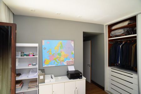 Casa de condomínio à venda com 750m², 4 quartos e 4 vagas Casa de condomínio à venda com 750m², 4 quartos e 4 vagasEscritório