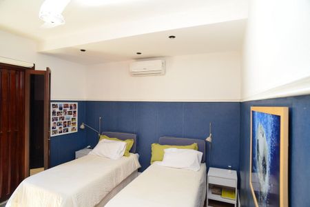 Casa de condomínio à venda com 750m², 4 quartos e 4 vagas Casa de condomínio à venda com 750m², 4 quartos e 4 vagasQuarto