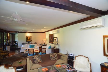 Casa de condomínio à venda com 750m², 4 quartos e 4 vagas Casa de condomínio à venda com 750m², 4 quartos e 4 vagasSala de Estar