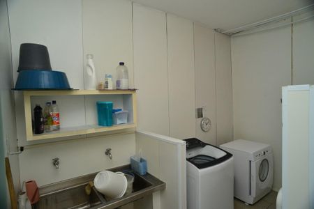 Casa de condomínio à venda com 750m², 4 quartos e 4 vagas Casa de condomínio à venda com 750m², 4 quartos e 4 vagasLavanderia