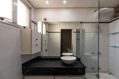 Apartamento para alugar com 130m², 3 quartos e 1 vaga Apartamento para alugar com 130m², 3 quartos e 1 vagaBanheiro da Suíte 1