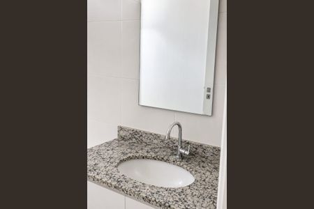 Banheiro de apartamento para alugar com 2 quartos, 48m² em Mantiquira, Duque de Caxias
