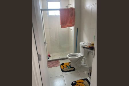 Banheiro de apartamento para alugar com 2 quartos, 48m² em Mantiquira, Duque de Caxias
