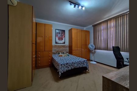 Casa à venda com 218m², 4 quartos e 4 vagas