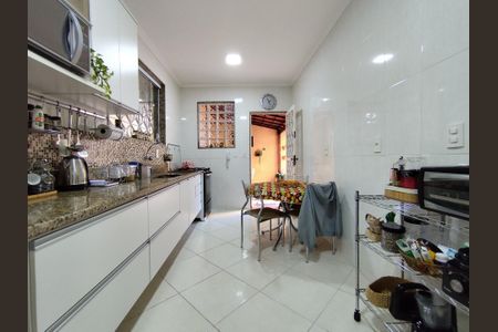 Casa à venda com 218m², 4 quartos e 4 vagas
