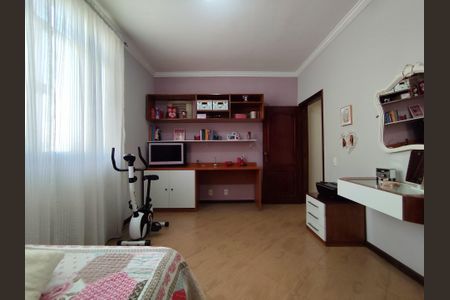 Casa à venda com 218m², 4 quartos e 4 vagas