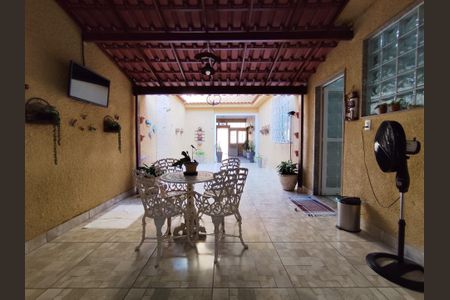 Casa à venda com 218m², 4 quartos e 4 vagas