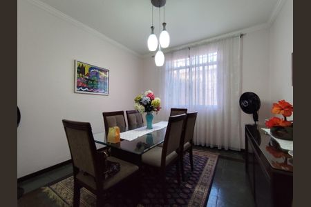 Casa à venda com 218m², 4 quartos e 4 vagas