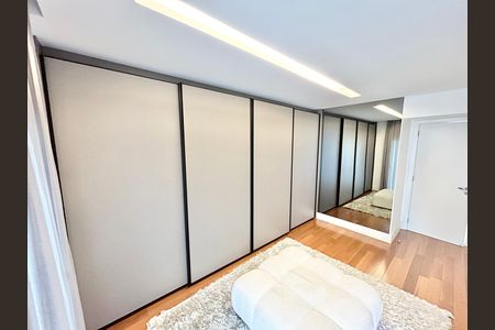 Apartamento à venda com 297m², 4 quartos e 5 vagas Apartamento à venda com 297m², 4 quartos e 5 vagasQuarto 4 - Suíte