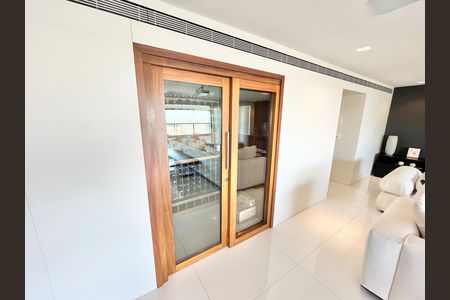 Apartamento à venda com 297m², 4 quartos e 5 vagas Apartamento à venda com 297m², 4 quartos e 5 vagasSala / Vinícula