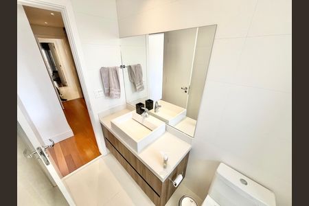Apartamento à venda com 297m², 4 quartos e 5 vagas Apartamento à venda com 297m², 4 quartos e 5 vagasBanheiro da Suíte 2
